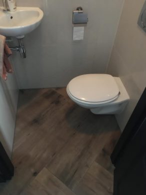 Keramisch parket 30×120 cm Flaviker Dakota Avana op het toilet.