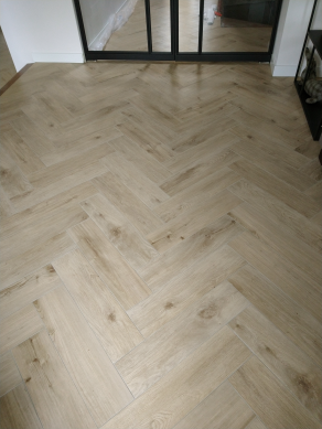 Keramisch parket Visgraat 15×60 cm Franse Eiken Beige DC4 op de vloer geplaatst