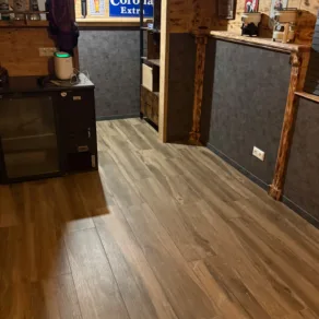 Keuken betegeld met Houtlook tegel 23x120 cm Selat donker bruin N43