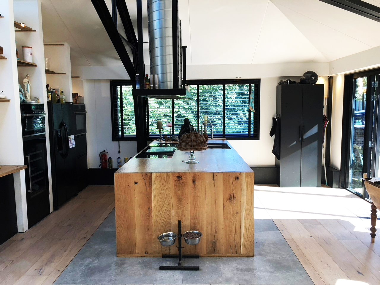Keukeninspiratie - hout in de keuken - betonlook vloertegels in moderne keuken - RBTegels blog
