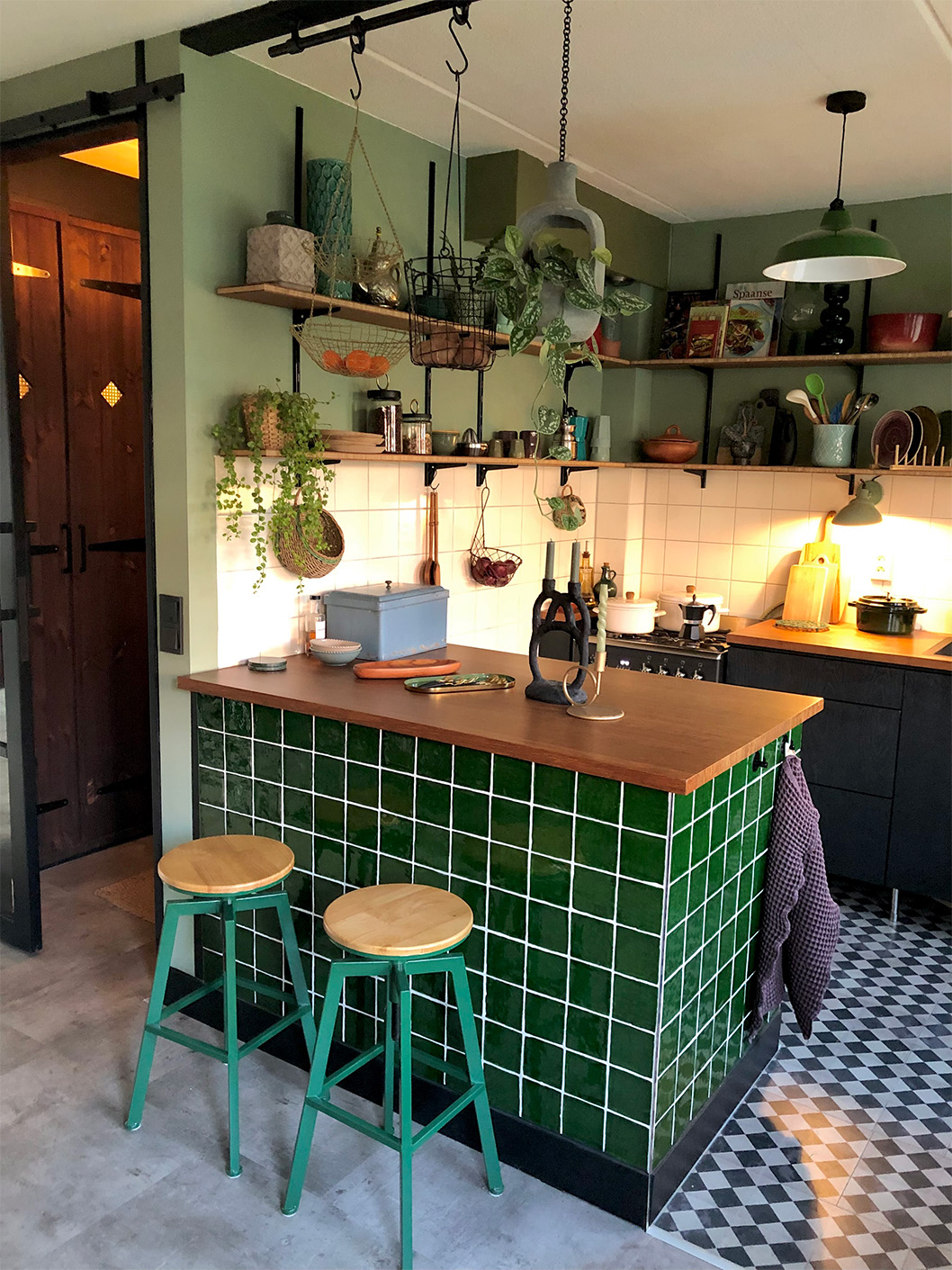 Kleuurrijk interieur - groene wandtegels in de keuken - Suus Vos