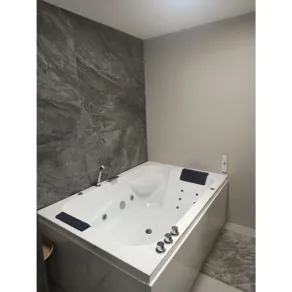 Luxe badkamer betegeld met Vloertegel 60x120 cm Betonlook Clap Licht Beige NAV61 R9 en Gepolijst vloertegel 120x120 Marmerlook Oviedo Greige R45