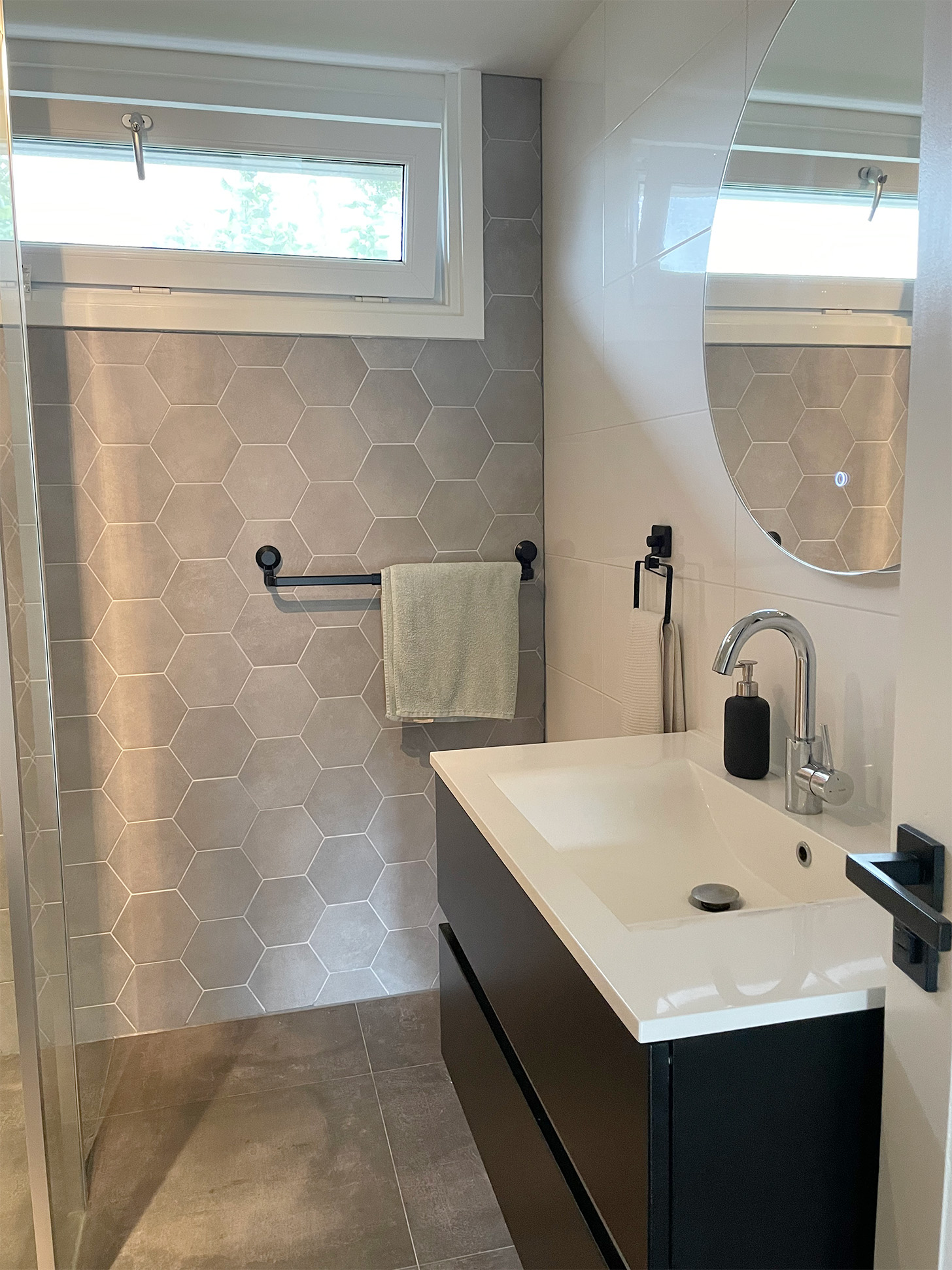 RBTegels WinActie - Hexagon tegel 21×18.2 cm Betonlook licht Grijs Lux A22 als badkamertegels gelegd RBTegels WinActie - Hexagon tegel 21×18.2 cm Betonlook licht Grijs Lux A22 als badkamertegels gelegd