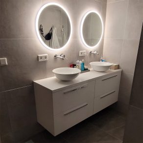 Hoogglans vloertegel 60×60 cm Arma Grijs Marmerlook NR43 Vloertegel 60x60 cm Betonlook Licht Grijs DC22 als badkamertegels