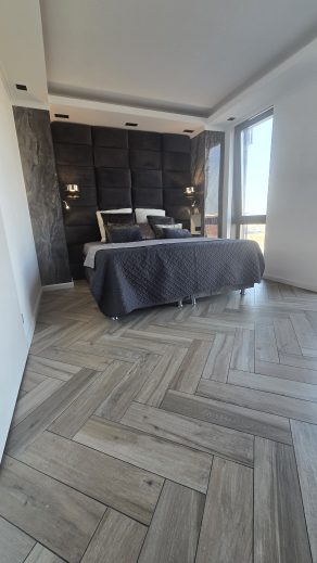RBTegels WinActie_Houtlook tegel 15x60 cm Licht Bruin DC5 in de slaapkamer gelegd_