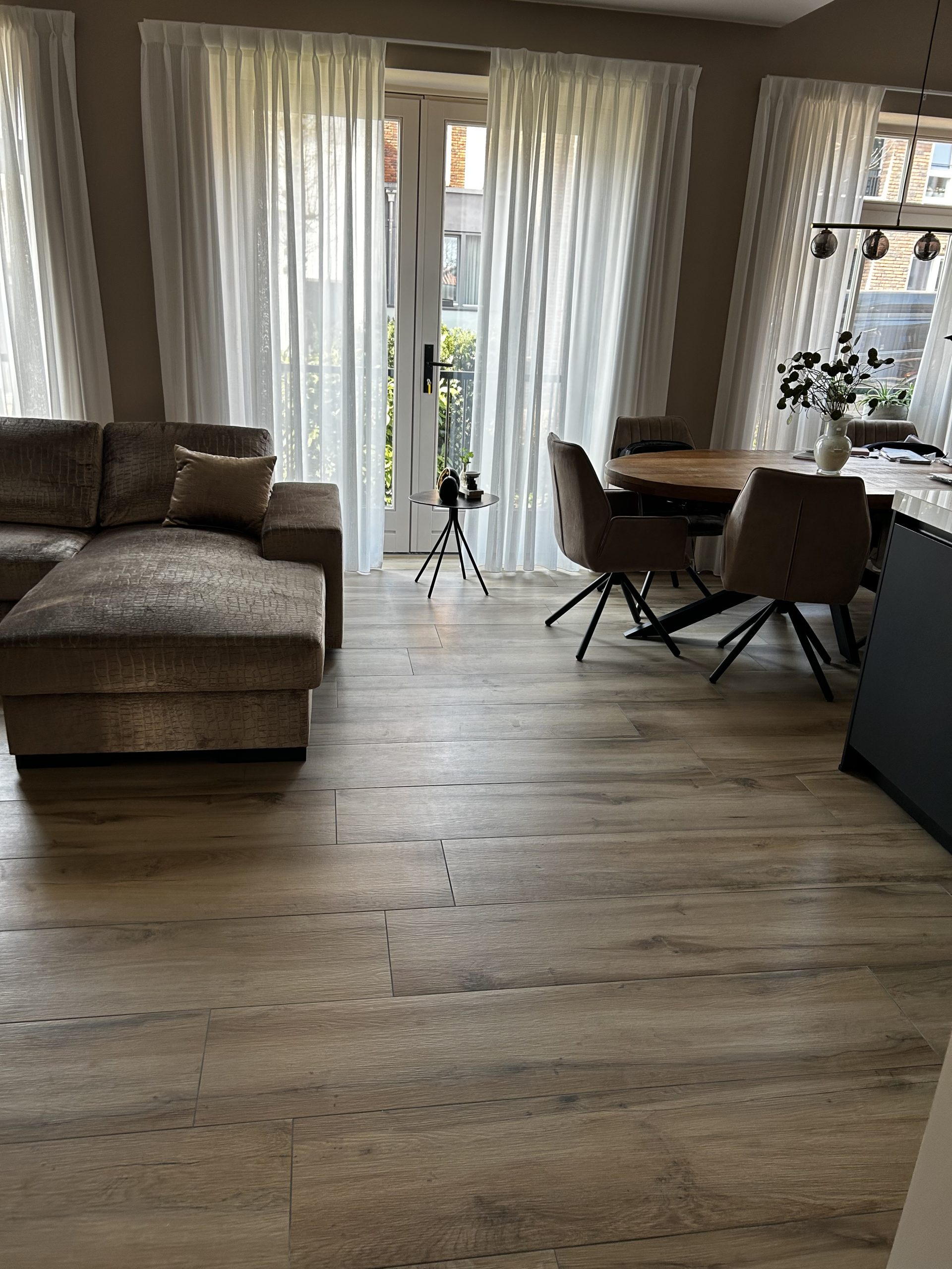 RBTegels WinActie_Houtlook tegel 30x150 cm Selat bruin N41 in de woonkamer gelegd