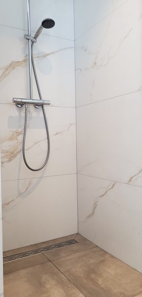 RBTegels Winactie - Cifre Diamond Gold RBT04 en Betonlook vloertegel Brooklyn Taupe DM2 in de douche