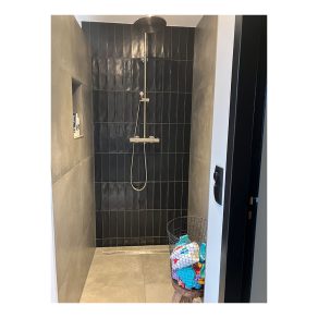 Wandtegel 7,5x30 cm Colonial Black Mate RBT23 als badkamer wandtegels gebruikt