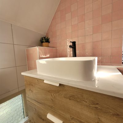 RBTegels_WinActie-badkamer betegeld met Houtlook tegel 20x120 cm Marbella Natural Nav40 Hoogglans wandtegel 10x10 cm Alexand roze RBT107_