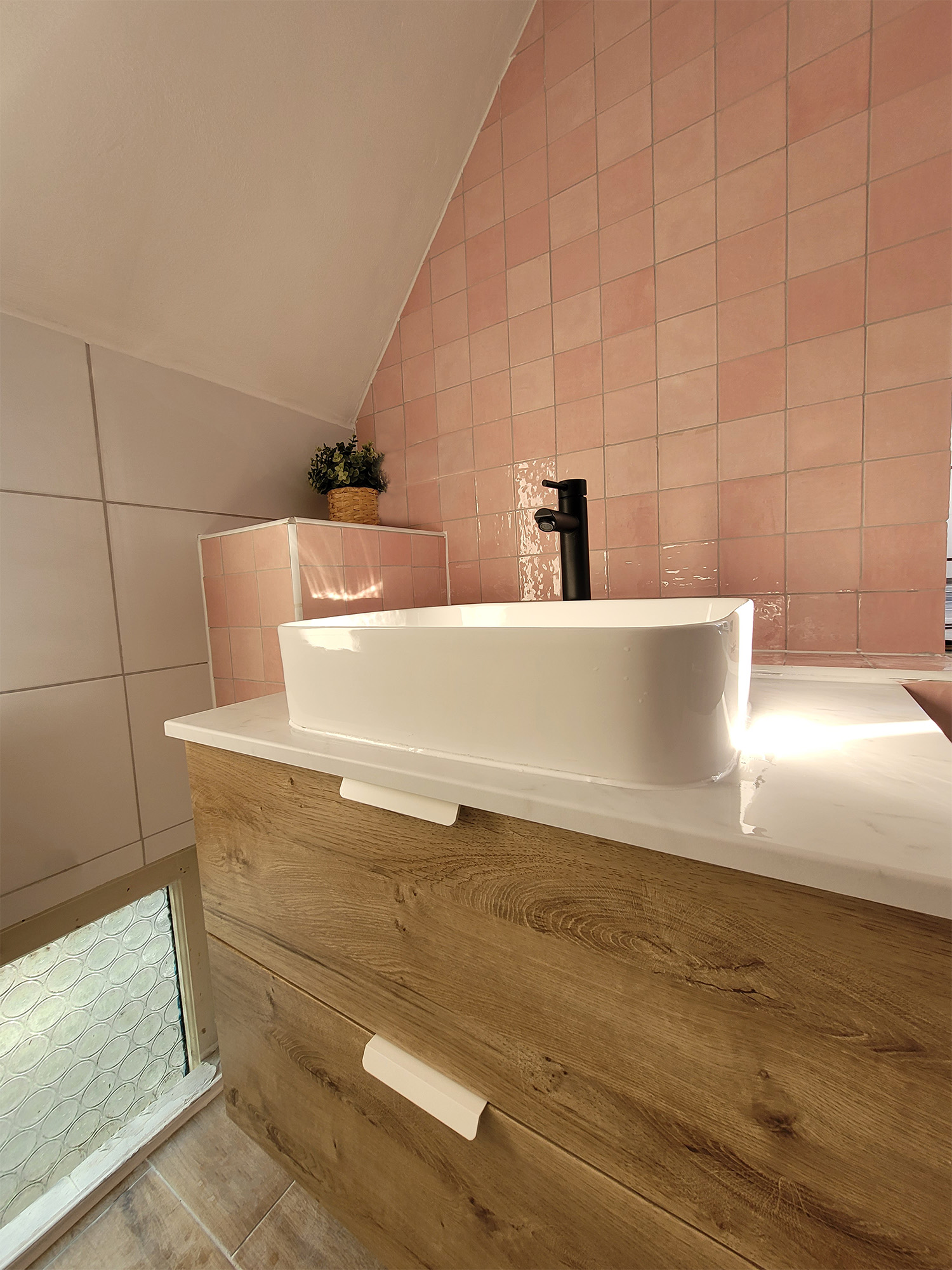 RBTegels_WinActie-badkamer betegeld met Houtlook tegel 20x120 cm Marbella Natural Nav40 Hoogglans wandtegel 10x10 cm Alexand roze RBT107_ RBTegels_WinActie-badkamer betegeld met Houtlook tegel 20x120 cm Marbella Natural Nav40 Hoogglans wandtegel 10x10 cm Alexand roze RBT107_