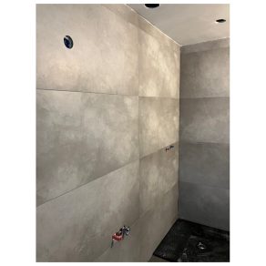 RBTegels_WinActie_Vloertegel 60x60 cm Betonlook Antraciet DC90 Vloertegel 60x120 cm Betonlook Licht Grijs DC89 als badkamer wandtegels gelegd