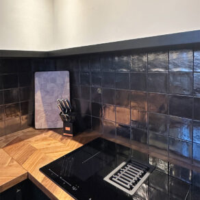 RBTegels_WinActie_Wandtegel-13x13-cm-Handvorm-Martini-Zilver-RBT43-als-keuken-tegels-gebruikt