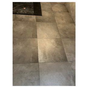 RBTegels_Winactie_Vloertegel 60x60 cm Betonlook Antraciet DC90 als badkamertegels gebruikt