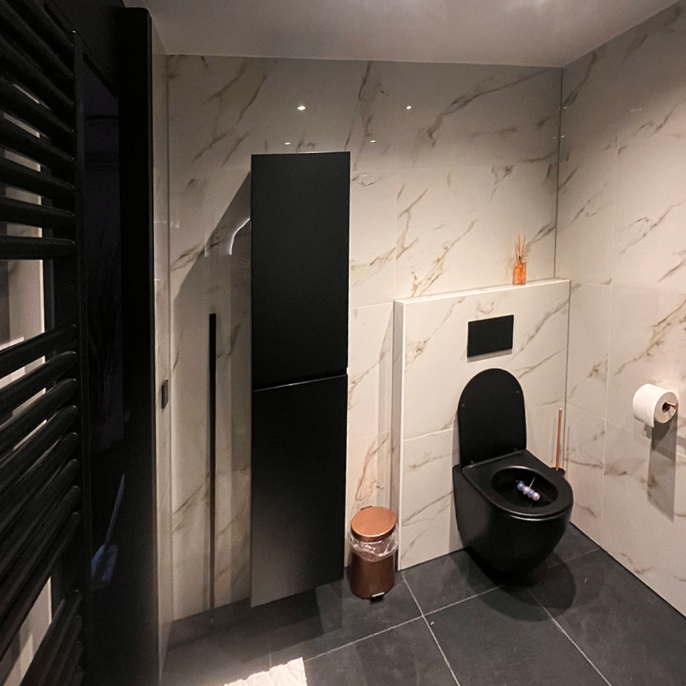 RBTegels_winactie_Hoogglans vloertegel 60×120 cm Marmerlook Calacatta Crema Gold NR68 en Vloertegel 60×60 cm Leisteen imitatie Antraciet NR103 als badkamertegels gebruikt