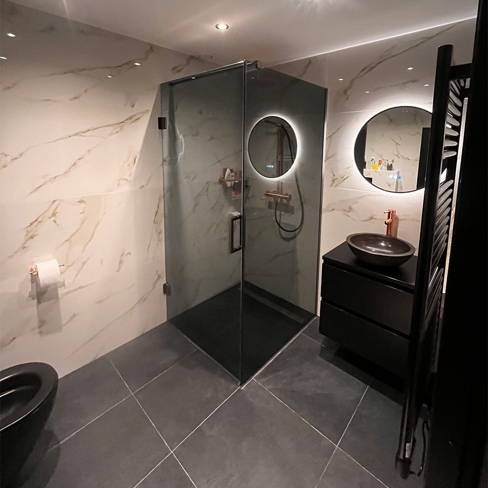 RBTegels_winactie_Hoogglans vloertegel 60×120 cm Marmerlook Calacatta Crema Gold NR68 en Vloertegel 60×60 cm Leisteen imitatie Antraciet NR103 in de badkamer gelegd