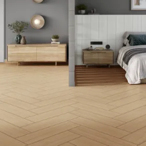 Slaapkamer betegeld met houtlook tegel visgraat 15x90 cm Kyoto Licht Bruin N130