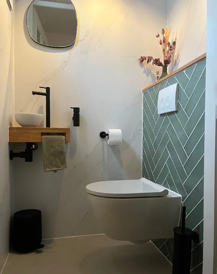 Toilet betegeld met Vloertegel 60×120 cm marmerlook Cifre Statuario Mat RBT03 en visgraat tegeltjes jade groen