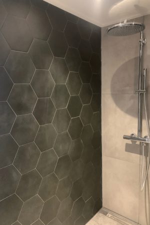 Twee soorten tegels goed gebruikt in de douche ruimte.