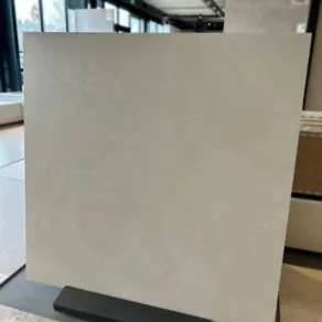 Vloertegel 100x100 cm Betonlook Sahara Bruin R101 is geschikt voor woonkamer tot badkamer