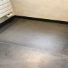 Vloertegel 100x100 cm Cercom Gavi Betonlook grijs CC1 geplaatst op de vloer