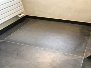 Vloertegel 100x100 cm Cercom Gavi Betonlook grijs CC1 geplaatst op de vloer