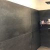 Vloertegel 100x100 cm Cercom Gravity Dark Betonlook grijs CC1 in de douche