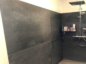 Vloertegel 100x100 cm Cercom Gravity Dark Betonlook grijs CC1 in de douche