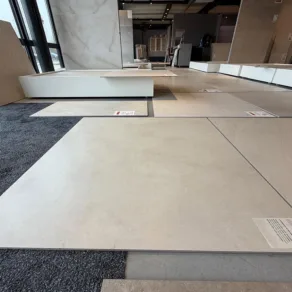 Vloertegel 120x120 cm betonlook Catania zand beige R15 is geschikt voor natte ruimtes zoals badkamervloer