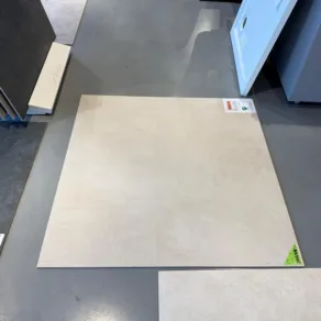 Vloertegel 120x120 cm betonlook Iwaki Beige N33 is geschikt voor vloerverwarming