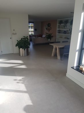 Vloertegel 120×120 cm Betonlook Beige CC9 in de woonkamer