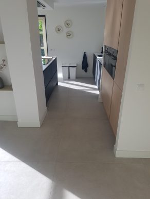 Vloertegel 120×120 cm Betonlook Beige CC9 in de woonkamer