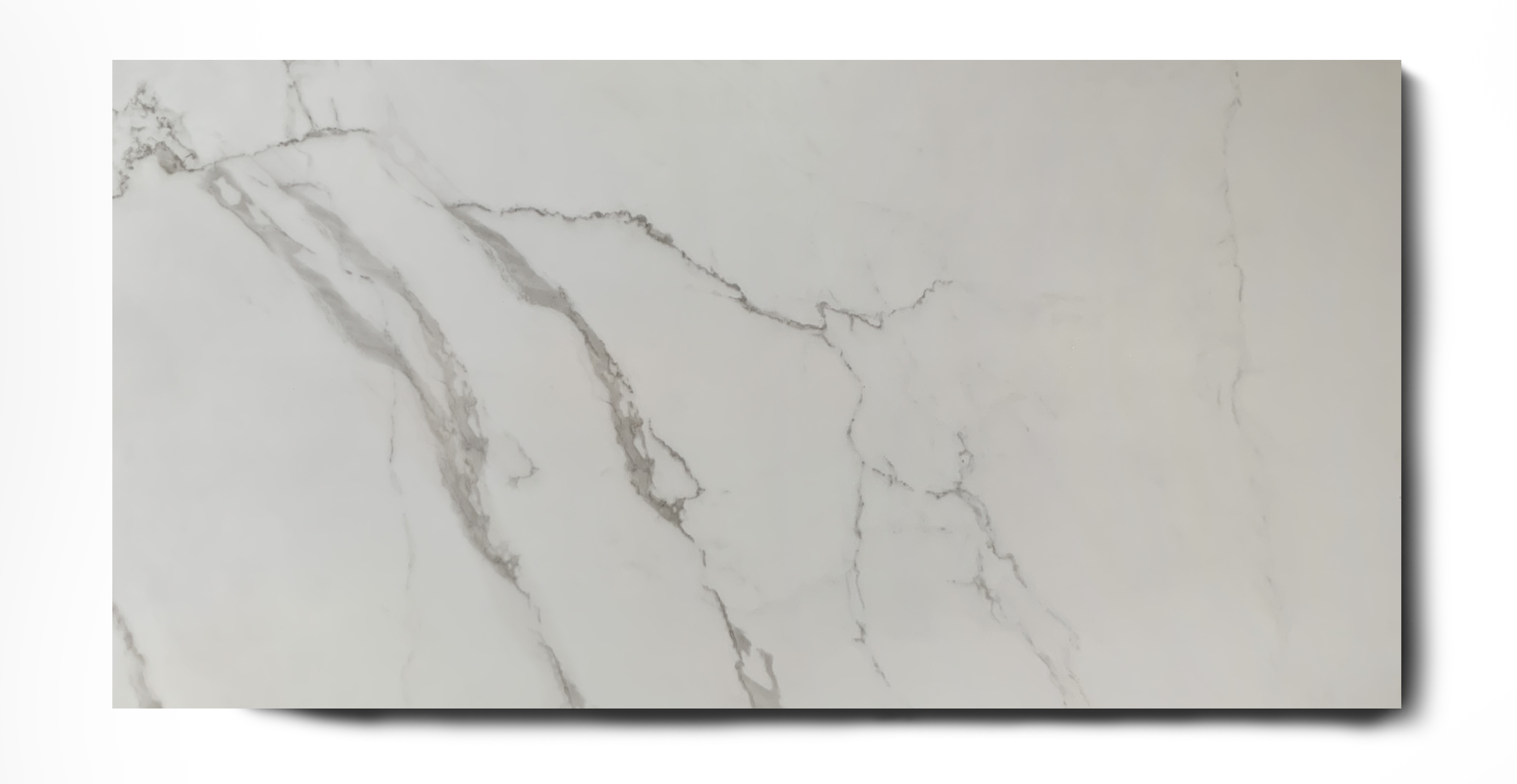 Vloertegel 120x260 cm Statuario Marmerlook mat Wit C20 Vloertegel 120×260 cm Statuario Marmerlook mat Wit C20 is ook leverbaar in 30x60 cm mat + hoogglans , 60x60 cm mat + hoogglans, 60x120 cm mat + gepolijst + hoogglans, 75x75 cm mat + hoogglans, 120x120 cm mat + gepolijst, 120x260 cm gepolijst , wandtegels 30x90 cm mat + hoogglans, wandtegels 40+120 cm mat + hoogglans en 25x75 mat + hoogglans. Gebruik deze luxe marmerlook tegels in iedere ruimte naar wens. Deze tegels zijn te gebruiken op de vloer en wand. De voordelen van keramische tegels zijn onder andere dat ze zeer laag in onderhoud, milieuvriendelijk, hygiënisch en bestendig tegen hitte.