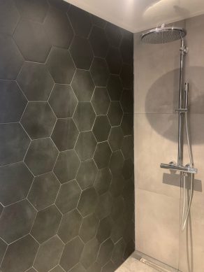 Vloertegel 23×26 cm Hexagon Zwart A314 als badkamer wandtegels gelegd