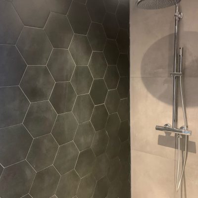 Vloertegel 23×26 cm Hexagon Zwart A314 als badkamer wandtegels gelegd