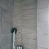 Vloertegel 30x60 Betonlook licht grijs DC 22 en Houtlook tegel Taupe bruin 15x90 cm in de badkamer