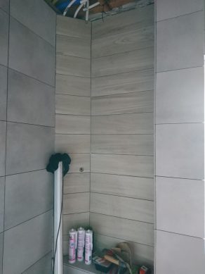 Vloertegel 30x60 Betonlook licht grijs DC 22 en Houtlook tegel Taupe bruin 15x90 cm in de badkamer