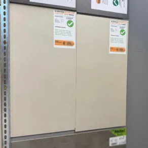 Vloertegel 30x60 cm Betonlook Clap Licht Beige NAV61 in de showroom