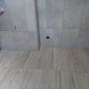 Vloertegel 30x60 cm betonlook licht grijs DC 22 en Houtlook tegel 15x90 Taupe bruin N1