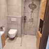 Vloertegel 30x60 cm en 60x60 cm Betonlook licht grijs DC22 in de badkamer is ook leverbaar in 80x80 cm en 60x120 cm. Deze betonlook tegel geeft een moderne uitstraling aan de ruimte. Gebruik deze gerectificeerde tegel op de vloer of wand!