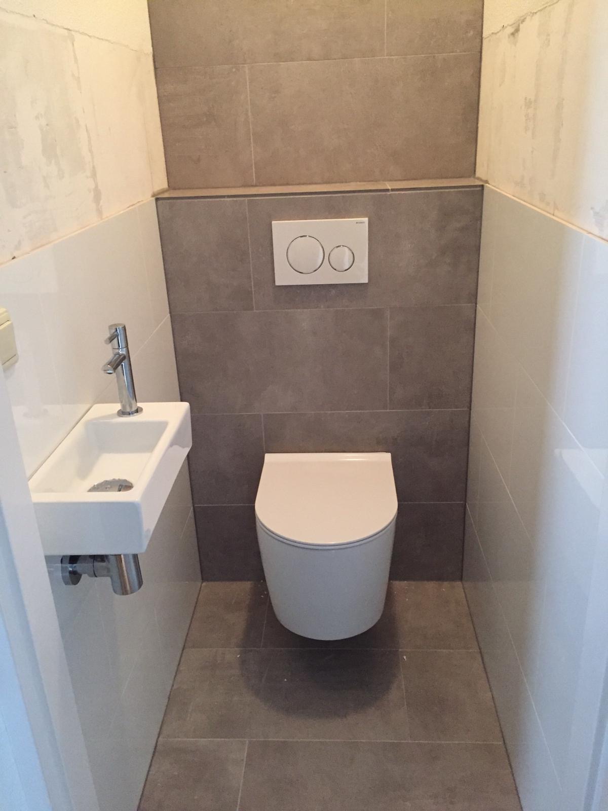 Vloertegel-30×60-cm-Ariel-Grijs-betonlook-NR12-op-het-toilet-1 Vloertegel 30×60 cm Ariel Grijs betonlook NR12 op het toilet. Deze tegel is ook leverbaar in 60x60 cm en 80x80 cm.