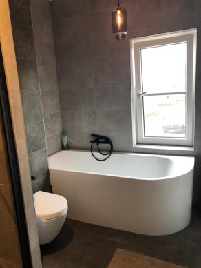 Vloertegel 30×60 cm en 60x60 cm Betonlook Ariel Antraciet NR 20 in de badkamer