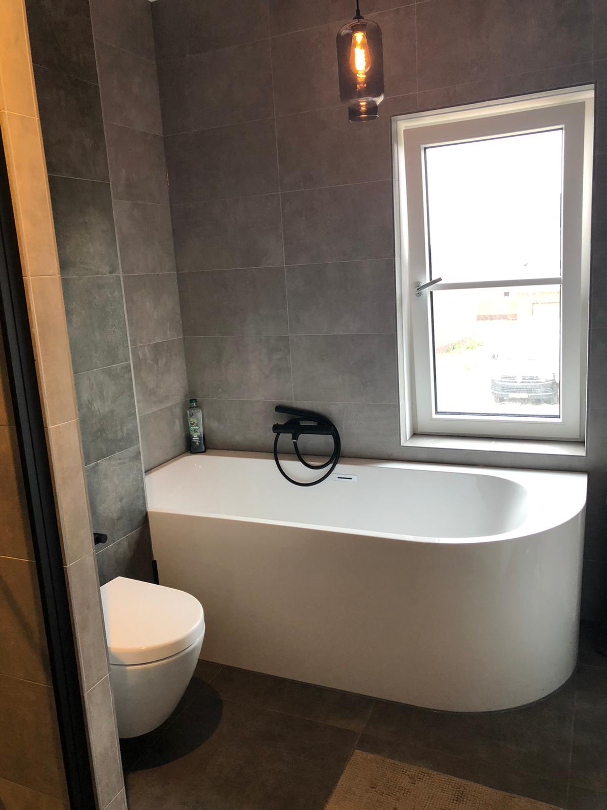Vloertegel-30×60-cm-Betonlook-Ariel-Antraciet-NR-20-in-de-badkamer-2 Vloertegel 30×60 cm en 60x60 cm Betonlook Ariel Antraciet NR 20 in de badkamer