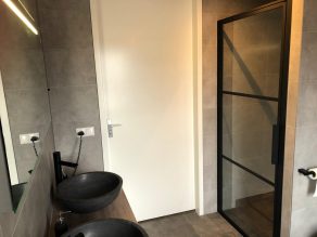 Vloertegel 30×60 cm Betonlook Ariel Antraciet NR 20 is mooi in de badkamer