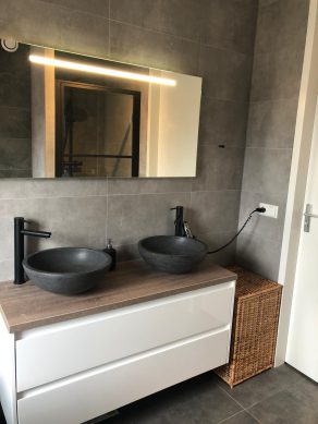 Vloertegel 30×60 cm Betonlook Ariel Antraciet NR 20 op de wand