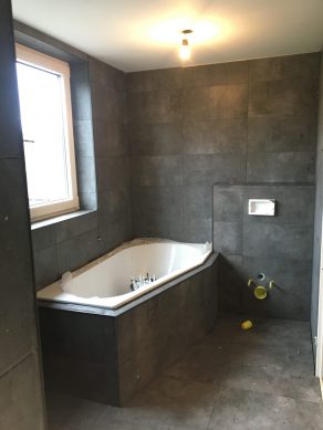 Vloertegel 30×60 cm Betonlook Ariel Antraciet nr.20 in de badkamer