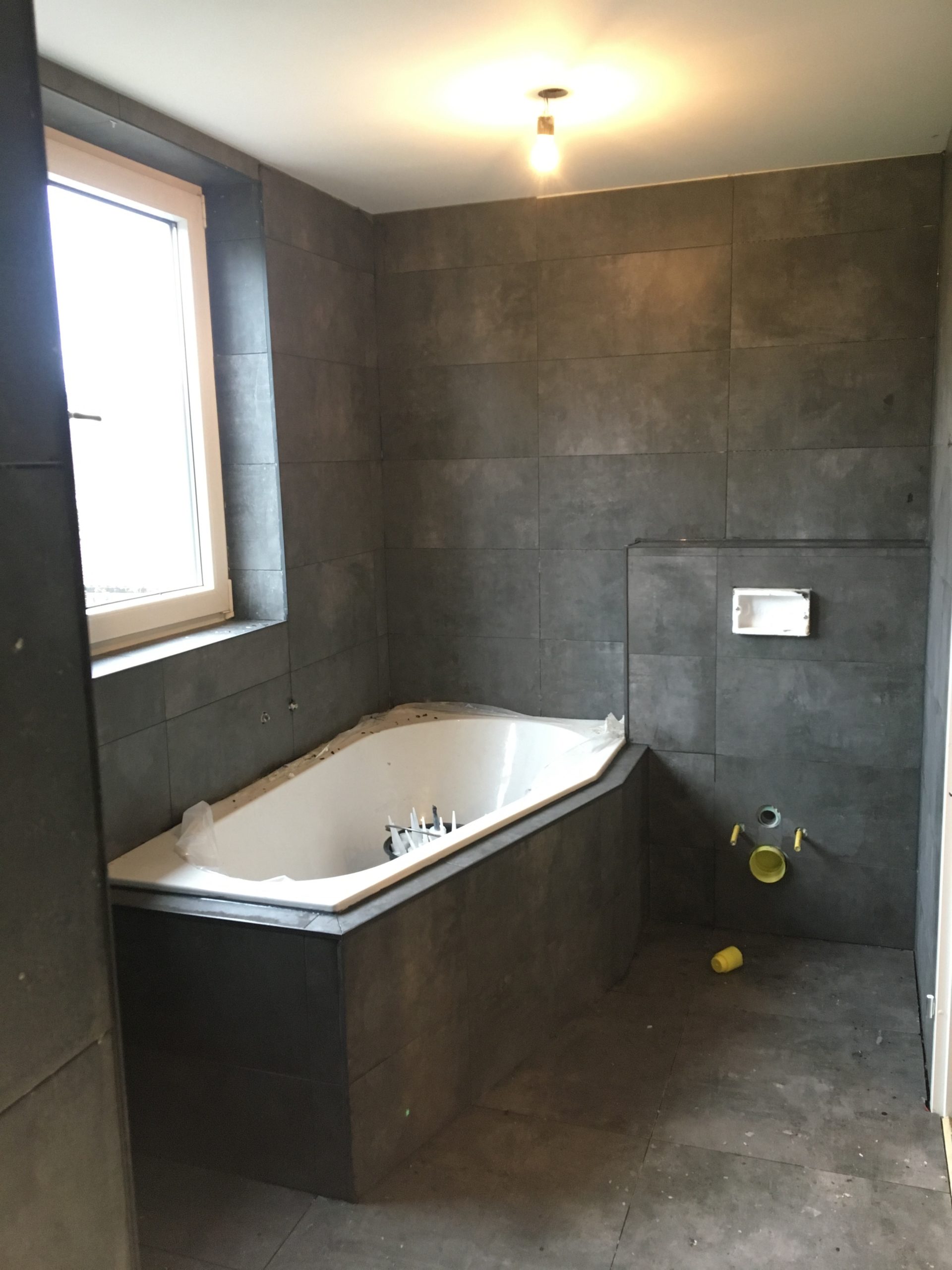 Vloertegel-30×60-cm-Betonlook-Ariel-Antraciet-nr.20-scaled-2 Vloertegel 30×60 cm Betonlook Ariel Antraciet nr.20 in de badkamer