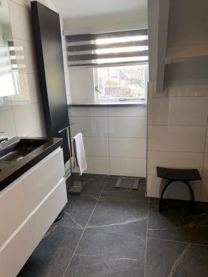 Vloertegel 30×60 cm Betonlook Grijs G27 is ook leverbaar in 60x60 cm, 90x90 cm, 60x120 cm en 120x120 cm. Met deze grijze betonlook tegels creëert u een luxe uitstraling in de ruimte. Betonlook tegels zijn goed te combineren met andere soort tegels zoals marmerlook, metaallook of houtlook.