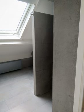 Vloertegel 30×60 cm Betonlook licht grijs DC22 is ook leverbaar in 45x45 cm, 60x60 cm, 80x80 cm en 60x120 cm. Deze betonlook tegel geeft een moderne uitstraling aan de ruimte. Gebruik deze gerectificeerde tegel op de vloer of wand!