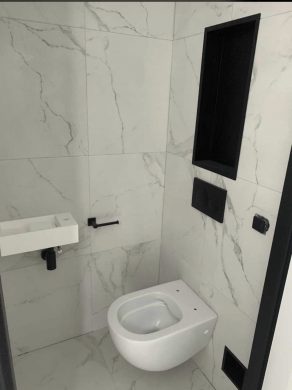 Vloertegel 30×60 cm Cifre Statuario Mat op het toilet geplaatst. Gebruik deze tegel op de vloer en wand. Deze tegel is leverbaar in diverse maten.
