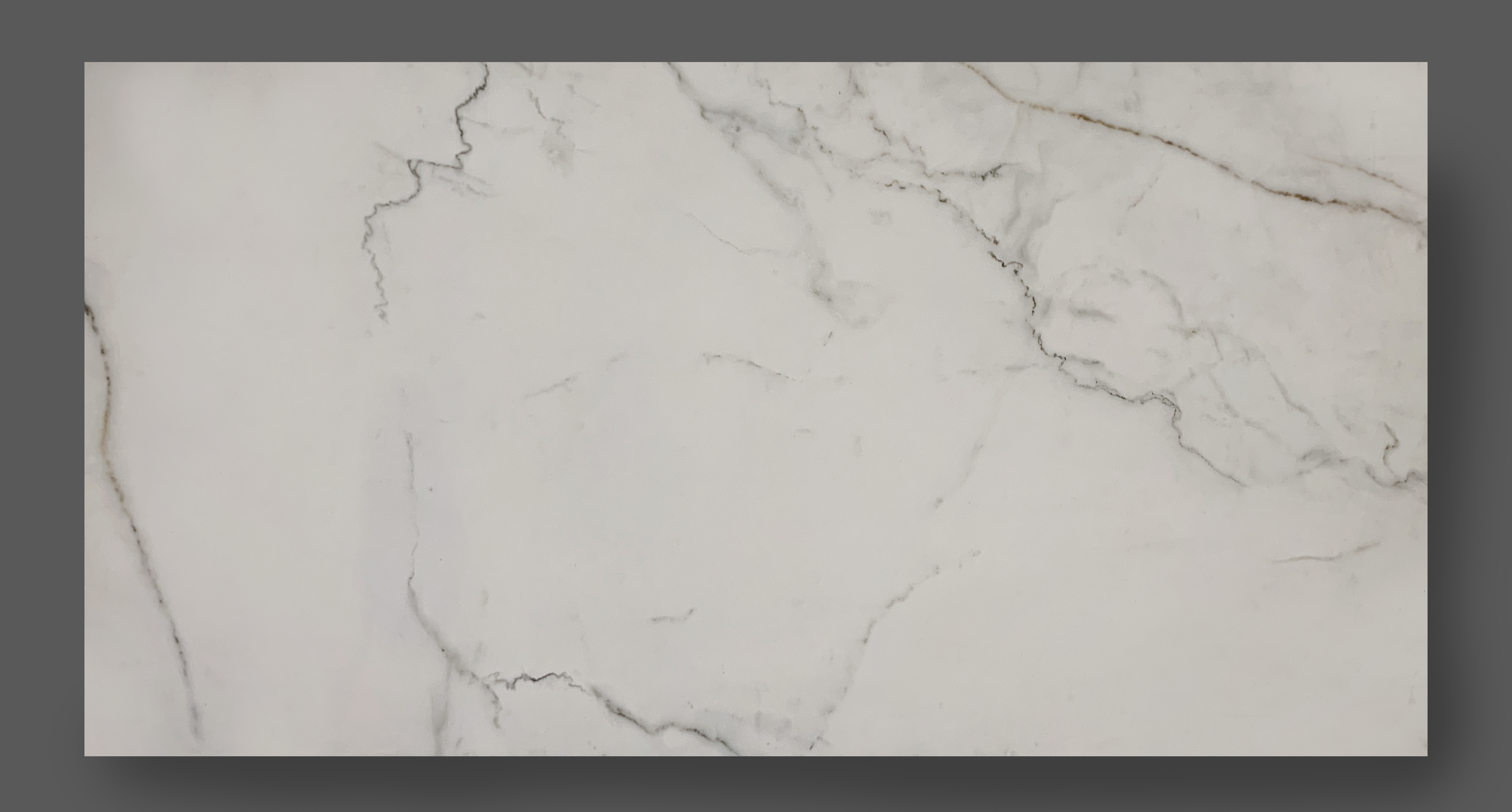Vloertegel 30×60 cm Marmerlook mat wit DC55 Vloertegel 30×60 cm Marmerlook mat wit DC55 is ook leverbaar in 60x60 cm, 80x80 cm en 60x120 cm. Ook in gepolijst leverbaar in 30x60 cm, 60x60 cm, 80x80 cm en 80x160 cm. Deze marmerlook tegel bevat grijze en bruine aders, deze tegels zijn bijna niet te onderscheiden van origineel marmer. Gebruik deze gerectificeerde tegels op de vloer en wand.